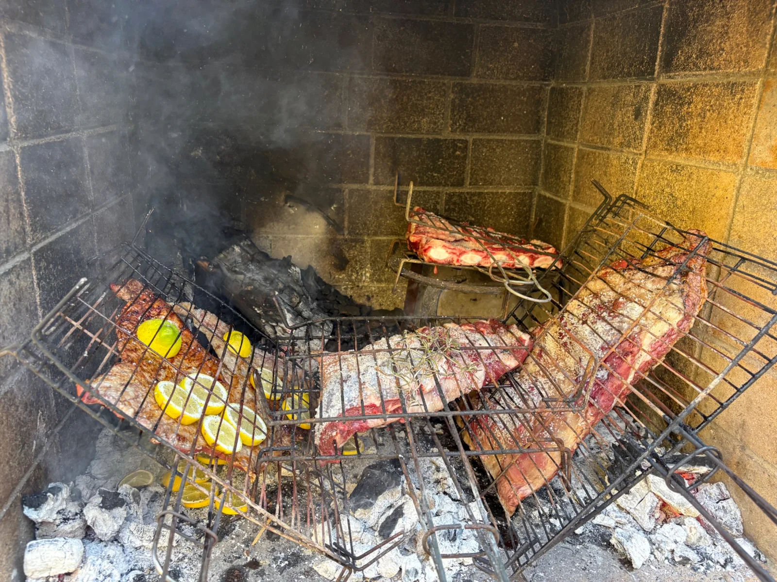 Asado en merendero con piscina junto a un río